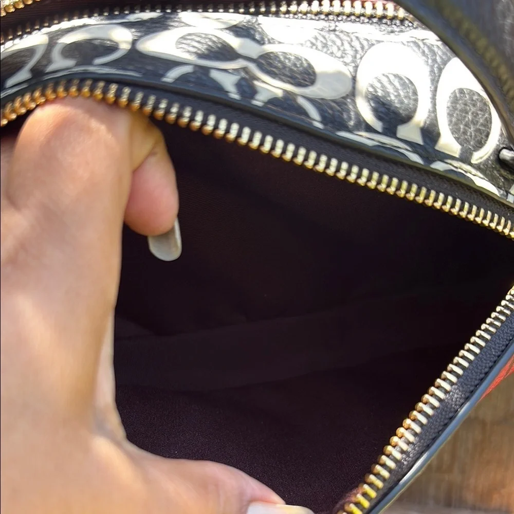 Limited Edición Disney Coach Crossbody Bag in Red and Black with Stylish Design - Picture 8 of 15